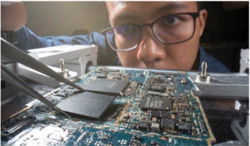 Ridzuan-performing-the-removal-of-storage-chip-from-the-logic-board