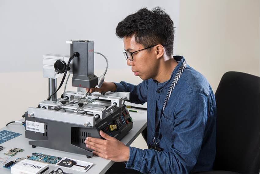 Close-up shots of Ridzuan performing the removal of storage chip from the logic board (Photo HTX)