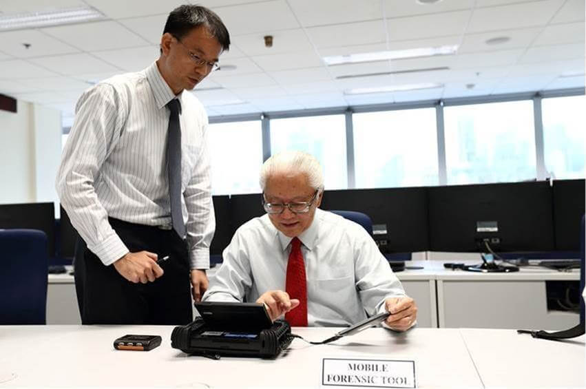 Lim Tuan Liang (left) showing then president of Singapore, Tony Tan Keng Yam, the UFED Touch 2
